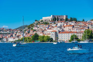 Sibenik, Hırvatistan, 21 Temmuz 2020: Aziz Michael kalesi ile Sibenik silueti