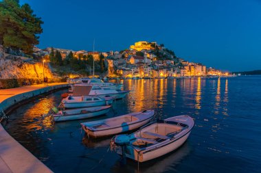 Sibenik, Hırvatistan, 21 Temmuz 2020: Saint James katedrali ve Hırvatistan 'ın kalesi ile birlikte Sibenik' in günbatımı silüeti