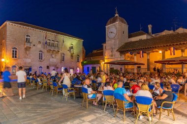 Trogir, Hırvatistan, 22 Temmuz 2020: Hırvatistan 'ın Trogir kentindeki Ivana Pavla II meydanında insanlar akşam yemeği yiyor