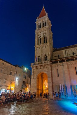 Trogir, Hırvatistan, 22 Temmuz 2020: Hırvatistan 'ın Trogir kentindeki Ivana Pavla II meydanında insanlar akşam yemeği yiyor