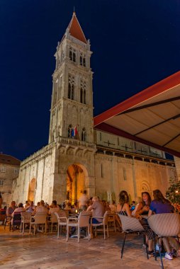 Trogir, Hırvatistan, 22 Temmuz 2020: Hırvatistan 'ın Trogir kentindeki Ivana Pavla II meydanında insanlar akşam yemeği yiyor