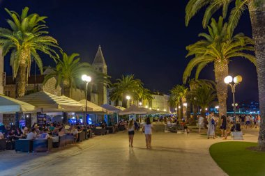 Trogir, Hırvatistan, 22 Temmuz 2020: Hırvatistan 'ın Trogir kentinde insanlar gece boyunca deniz kenarında gezinti yapıyorlar