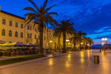 Trogir, Hırvatistan, 23 Temmuz 2020: Hırvatistan 'ın Trogir kentinde deniz kenarında gezinti gündoğumu manzarası