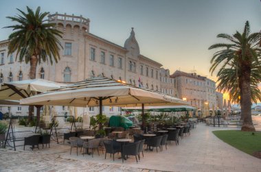 Trogir, Hırvatistan, 23 Temmuz 2020: Hırvatistan 'ın Trogir kentinde deniz kenarında gezinti gündoğumu manzarası