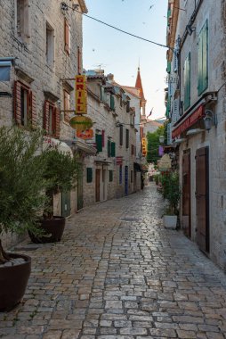 Trogir, Hırvatistan, 23 Temmuz 2020: Hırvatistan 'ın Trogir kentinde eski dar bir sokak