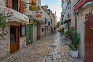 Trogir, Hırvatistan, 23 Temmuz 2020: Hırvatistan 'ın Trogir kentinde eski dar bir sokak