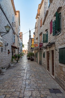 Trogir, Hırvatistan, 23 Temmuz 2020: Hırvatistan 'ın Trogir kentinde eski dar bir sokak
