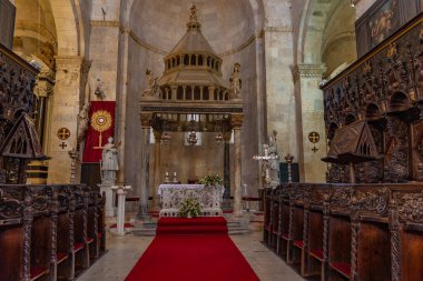 Trogir, Hırvatistan, 23 Temmuz 2020: Hırvatistan 'ın Trogir kentindeki Saint Lawrence katedralinin içi