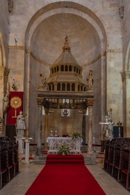 Trogir, Hırvatistan, 23 Temmuz 2020: Hırvatistan 'ın Trogir kentindeki Saint Lawrence katedralinin içi