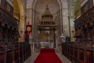 Trogir, Hırvatistan, 23 Temmuz 2020: Hırvatistan 'ın Trogir kentindeki Saint Lawrence katedralinin içi