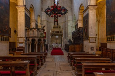 Trogir, Hırvatistan, 23 Temmuz 2020: Hırvatistan 'ın Trogir kentindeki Saint Lawrence katedralinin içi