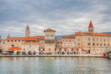 Trogir, Hırvatistan, 23 Temmuz 2020: Bulutlu bir günde Hırvat kasabası Trogir 'in rıhtımı