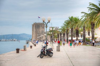 Trogir, Hırvatistan, 23 Temmuz 2020: Bulutlu bir günde Hırvat kasabası Trogir 'in rıhtımı