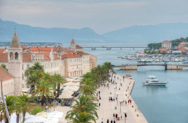 Trogir, Hırvatistan, 23 Temmuz 2020: Hırvat kenti Trogir 'in manzarası
