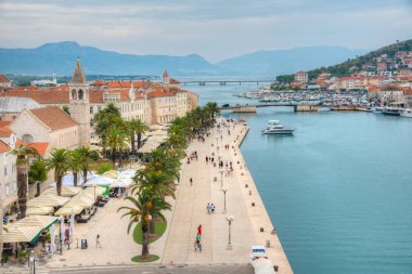 Trogir, Hırvatistan, 23 Temmuz 2020: Hırvat kenti Trogir 'in manzarası