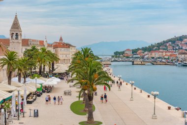 Trogir, Hırvatistan, 23 Temmuz 2020: Bulutlu bir günde Hırvat kasabası Trogir 'in rıhtımı