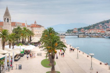 Trogir, Hırvatistan, 23 Temmuz 2020: Bulutlu bir günde Hırvat kasabası Trogir 'in rıhtımı