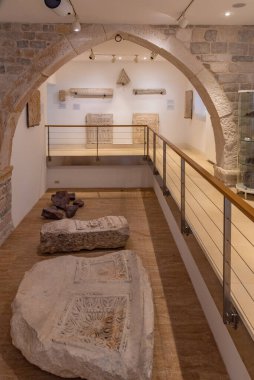 Split, Hırvatistan, 23 Temmuz 2020: Hırvatistan 'ın Split kentinde bir müzenin içindeki Roma eserleri