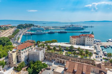 Split, Hırvatistan, 23 Temmuz 2020: Hırvatistan 'ın Split limanına demirleyen Jadrolinija feribotları