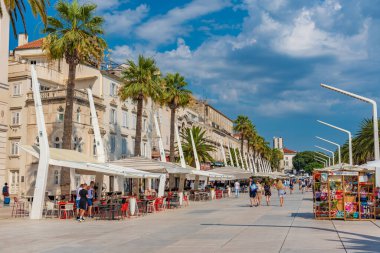 Split, Hırvatistan, 23 Temmuz 2020: Hırvatistan 'ın Split kentinde insanlar deniz kenarında yürüyor