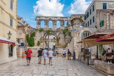 Split, Hırvatistan, 23 Temmuz 2020: İnsanlar Hırvat kentinin tarihi merkezinde geziniyor