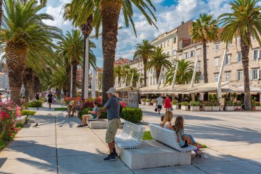 Split, Hırvatistan, 23 Temmuz 2020: Hırvatistan 'ın Split kentinde insanlar deniz kenarında yürüyor