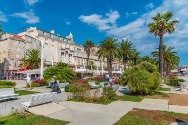 Split, Hırvatistan, 23 Temmuz 2020: Hırvatistan 'ın Split kentinde insanlar deniz kenarında yürüyor