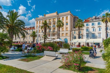Split, Hırvatistan, 23 Temmuz 2020: Hırvatistan 'ın Split kentinde insanlar deniz kenarında yürüyor