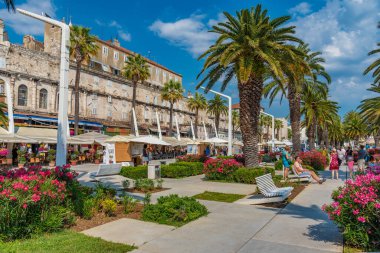 Split, Hırvatistan, 23 Temmuz 2020: Hırvatistan 'ın Split kentinde insanlar deniz kenarında yürüyor