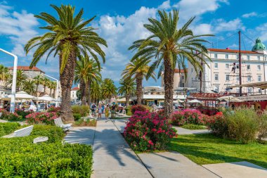Split, Hırvatistan, 23 Temmuz 2020: Hırvatistan 'ın Split kentinde insanlar deniz kenarında yürüyor