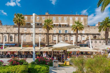 Split, Hırvatistan, 23 Temmuz 2020: Hırvatistan 'ın Split kentinde insanlar deniz kenarında yürüyor