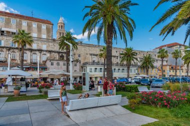 Split, Hırvatistan, 23 Temmuz 2020: Hırvatistan 'ın Split kentinde insanlar deniz kenarında yürüyor