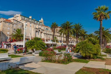 Split, Hırvatistan, 23 Temmuz 2020: Hırvatistan 'ın Split kentinde insanlar deniz kenarında yürüyor