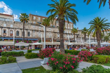 Split, Hırvatistan, 23 Temmuz 2020: Hırvatistan 'ın Split kentinde insanlar deniz kenarında yürüyor