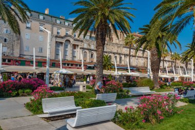 Split, Hırvatistan, 23 Temmuz 2020: Hırvatistan 'ın Split kentinde insanlar deniz kenarında yürüyor