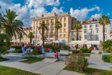 Split, Hırvatistan, 23 Temmuz 2020: Hırvatistan 'ın Split kentinde insanlar deniz kenarında yürüyor