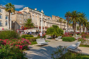 Split, Hırvatistan, 23 Temmuz 2020: Hırvatistan 'ın Split kentinde insanlar deniz kenarında yürüyor
