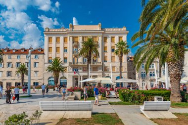 Split, Hırvatistan, 23 Temmuz 2020: Hırvatistan 'ın Split kentinde insanlar deniz kenarında yürüyor