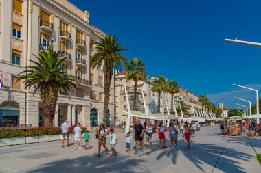 Split, Hırvatistan, 23 Temmuz 2020: Hırvatistan 'ın Split kentinde insanlar deniz kenarında yürüyor