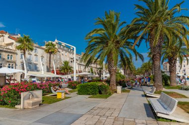 Split, Hırvatistan, 23 Temmuz 2020: Hırvatistan 'ın Split kentinde insanlar deniz kenarında yürüyor