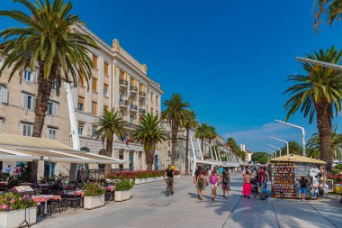 Split, Hırvatistan, 23 Temmuz 2020: Hırvatistan 'ın Split kentinde insanlar deniz kenarında yürüyor