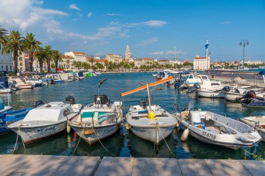 Split, Hırvatistan, 23 Temmuz 2020: Split şehri demirleyen teknelerin arkasında görülüyor