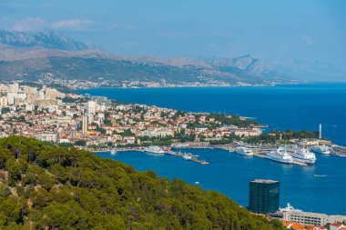 Ayrıl, Hırvatistan, 23 Temmuz 2020: Hırvat kentinin havadan görünüşü