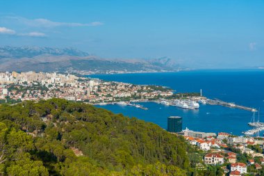 Ayrıl, Hırvatistan, 23 Temmuz 2020: Hırvat kentinin havadan görünüşü