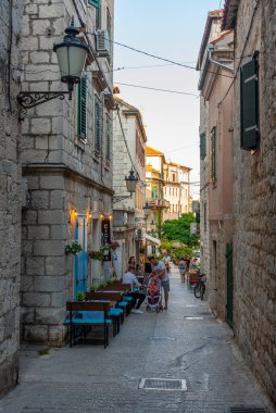 Split, Hırvatistan, 23 Temmuz 2020: İnsanlar Hırvat kentinin tarihi merkezinde geziniyor