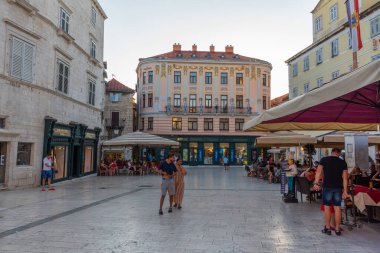 Split, Hırvatistan, 23 Temmuz 2020: İnsanlar Hırvat kentinin tarihi merkezinde geziniyor