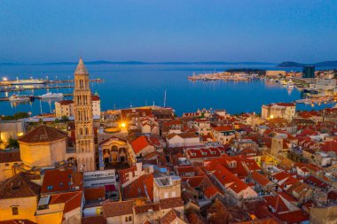 Split, Hırvatistan, 24 Temmuz 2020: Hırvatistan 'ın Aziz Domnius katedralinin çan kulesinin hakim olduğu eski Split kasabasının gündoğumu hava manzarası
