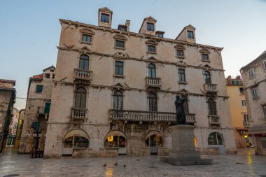 Split, Hırvatistan, 24 Temmuz 2020: Hırvatistan 'ın Split kentindeki Meyve Meyvesi' nin Gündoğumu