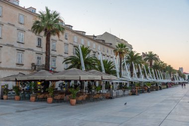 Split, Hırvatistan, 24 Temmuz 2020: Hırvatistan 'ın Marjan Tepesi ile Split' teki Riva gezinti alanında gün doğumu