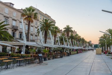 Split, Hırvatistan, 24 Temmuz 2020: Hırvatistan 'ın Marjan Tepesi ile Split' teki Riva gezinti alanında gün doğumu